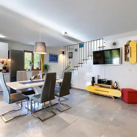 Lora By Interhome Kršan